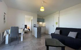Appartement 2 Pieces Avec Balcon, Proche Gare Et Commerces, Parking Prive, Menage Inclus, La Rochelle - Fr-1-246-637